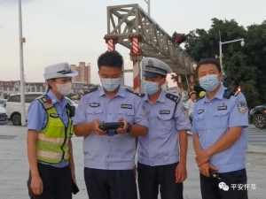 怀集：出动无人机，“空中喊话”疏导交通【警花来了】第16集