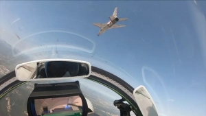 突遇战机撞鸟，他们在低空上演惊魂时刻！