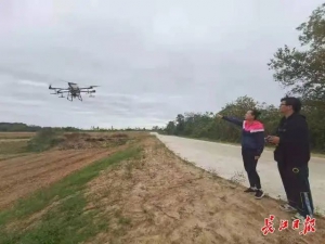 操控无人机播种收割，00后大学生回乡“智慧”种田