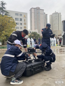 兰州：无人机参与疏导，市民有序做核酸检测