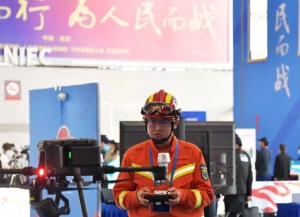 高手！开无人机的消防员炫技