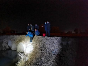 市生态环境局利用无人机开展夜查巡河