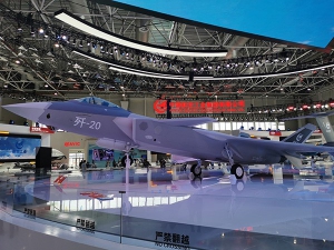 双座五代机用处大，可指挥无人机协同作战