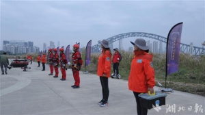 汉台两架无人机，同系一个中国结