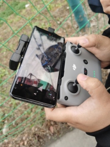 “大块头”船违法停靠小码头卸砂石，不知已被巡航无人机拍下