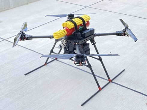 装备有小型高压氢气复合容器的氢燃料电池无人机成功飞行