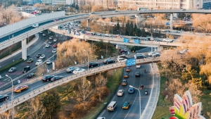 无人机“硬核”喊话，助力交通安全大整治！