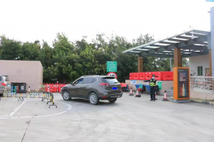 “无人机”监测车流，广韶高速瓦窑岗服务区“潮汐式”停车助力顺畅出行