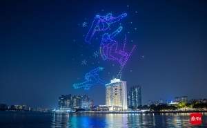 无人机点燃月圆之夜，广州白鹅潭夜空巨型“星灯”闪耀