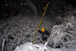 浙江绍兴新昌：带着无人机特巡 顶风冒雪修电