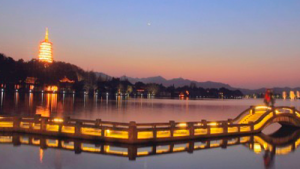 接棒“冬奥”，冲刺“亚运”，千机秀无人机表演西湖首飞，开启千机亚运倒计时200天！