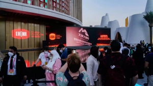 大漠大无人机编队亮相迪拜世博会中国馆灯光秀企业日