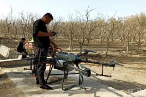 无人机发挥大作用 科技农业助力乡村振兴