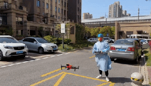 天上无人机、地上“风火轮”，花式喊话助力社区抗“疫”