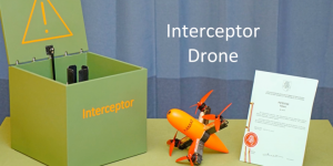 这架无人机可以用内置的网枪捕捉其他无人机