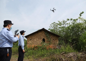 共青城市公安局使用无人机“空中查毒”