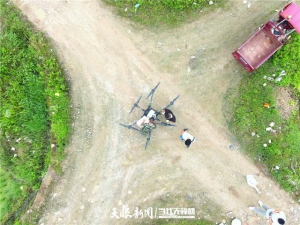 岑巩水尾镇：无人机喷洒农药 科技助农稳产增收