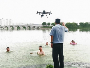 新城巡特警利用无人机喊话劝离野游者