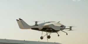 供个人使用的AIR ONE“飞行汽车”eVTOL进行首次悬停测试飞行