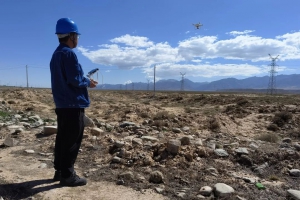 无人机为阿拉善电网巡检插上“翅膀”