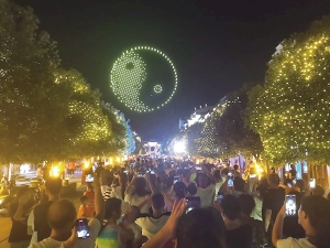 500架无人机 天幕秀闪耀武当夜空