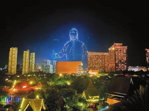 300架无人机点亮夜空 致敬援助三亚医护人员