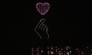 云南个旧：无人机灯光秀祝福祖国