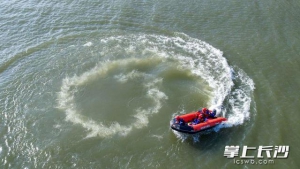 长沙举行水上救援综合实战演练 无人机抛救生圈营救“落水者”