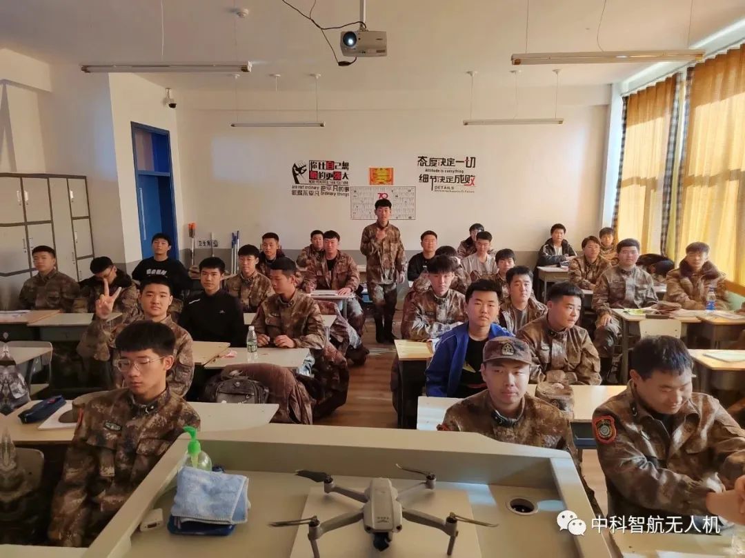 无人机操作演示图