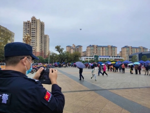 无人机空中喊话 助力疫情防控