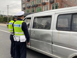 开车玩手机？你被无人机拍到了