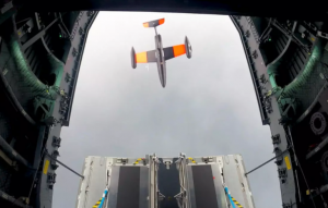 从空客A400M上发射的无人机正在飞行中