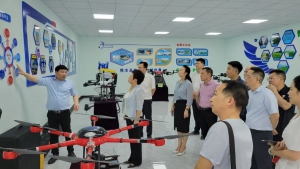 娄底市委常委、副市长谢学龙率队莅临精飞集团调研数字化转型