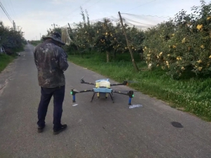 极目助力陕西省农机技术体系延安基地山地果园无人机植保技术攻关取得新突破