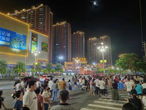 超燃!500架无人机亮相吴川夜空,现场人山人海→