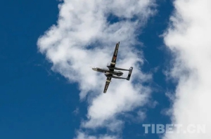 西藏首架大型人工影响天气无人机成功首飞