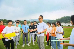 宁乡95后老师自制无人机，飞行160公里，点亮大山孩子航天梦！