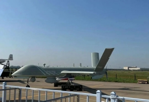 解放军陆航KVD002察打一体无人机亮相天津直博会，性能优于美国陆军MQ-1C无人机