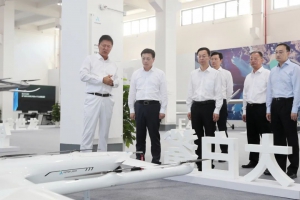 苏州市委书记曹路宝在昆山走访调研无人机企业