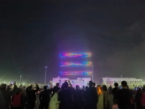 震撼!以天为幕!400架无人机闪耀和田夜空!