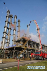 突发危险化学品泄露火灾，无人机、消防车联手出击扑灭！