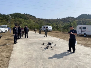 无人机天上飞，警犬地上追，全部追回！