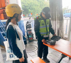 热心群众捡到无人机， 桂林交警“守机待主”归还