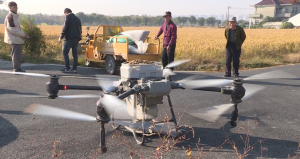 “无人机”飞洒绿肥，绘就奉贤来年好“丰”景→