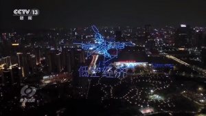 低空经济 展翅高飞｜大漠大让无人机灯光秀变得更美更简单