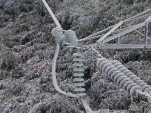 无人机重“棒”出击 除冰“咔咔”快