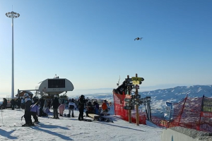 【平安守护】“硬核”高空喊话 阿勒泰市公安局出动无人机护航游客滑雪安全