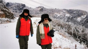 凌空一击！“90后”女飞手操作无人机带电除冰