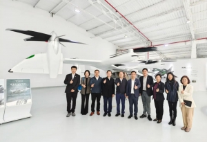 新华社上海分社社长王永前、闵行区区委副书记唐劲松等莅临时的科技调研