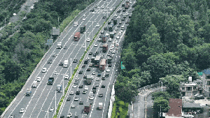 “五一”车流高峰，翼飞鸿天抗重担保安全